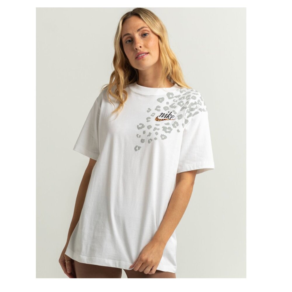 Nike Sportswear Patch Oversized Women’s Tee – White – XL